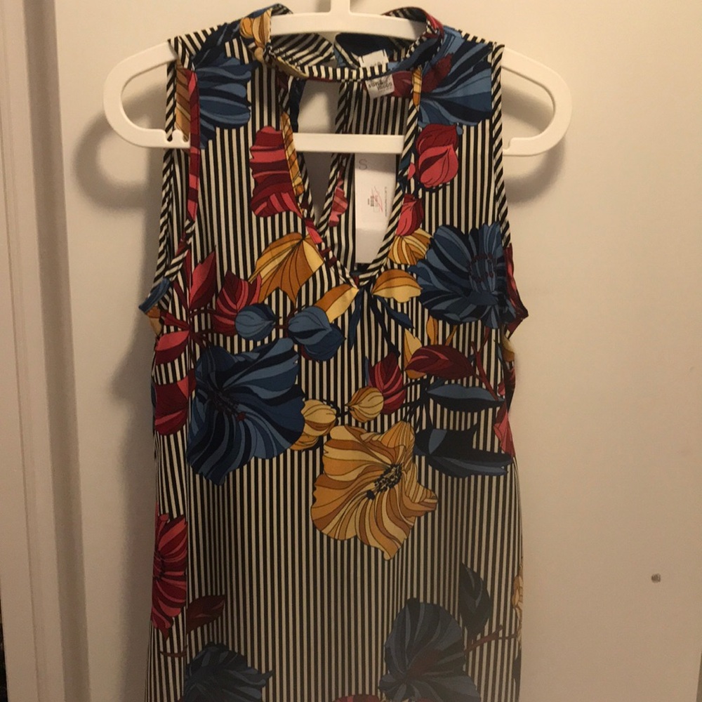 Unique summer dress key hole collared neck line